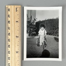 Foto de caza de colección de los años 50 niño pequeño rifle escopeta faisanes muertos juego aves blanco y negro