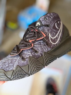 Nike Kyrie Irving Men's Mid Top Lace Up Basketball Sneakers Black/Gray Tie-Dye