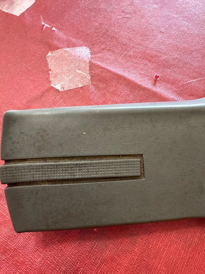 1986 1987 GMC Caballero El Camino Dove Grey OEM Replacement Horn Pad 17980978 — 第 3/4 张图片