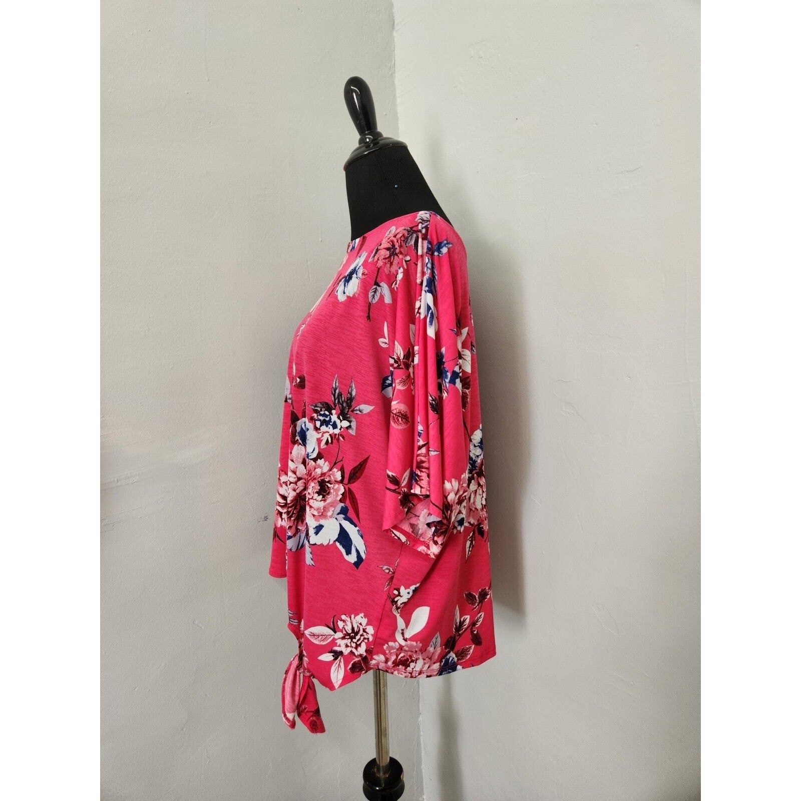 Boutique Emerald Size medium pink Floral Short Sleeve Pullover Top Tie Front