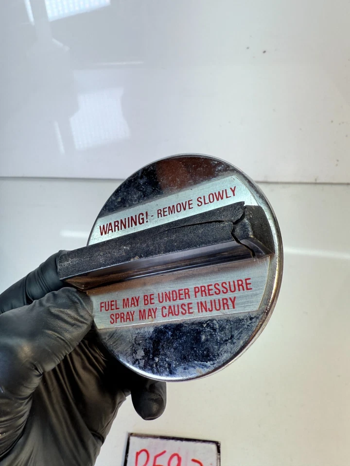 Tapa del tanque de combustible NOS equivalente original vintage negro cromo STANT 10800 G800 B59-7 Foto 4 de 4