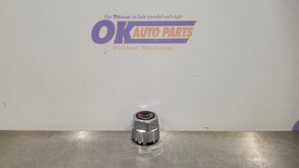 1981 PONTIAC TRANS AM SNOWFLAKE CENTER CAP WITH RED CENTER Foto 2 de 4