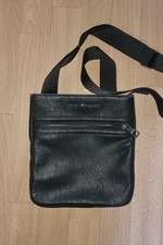 Borsa a tracolla Tommy Hilfiger Essential Flat Crossover AM0AM00806 nera