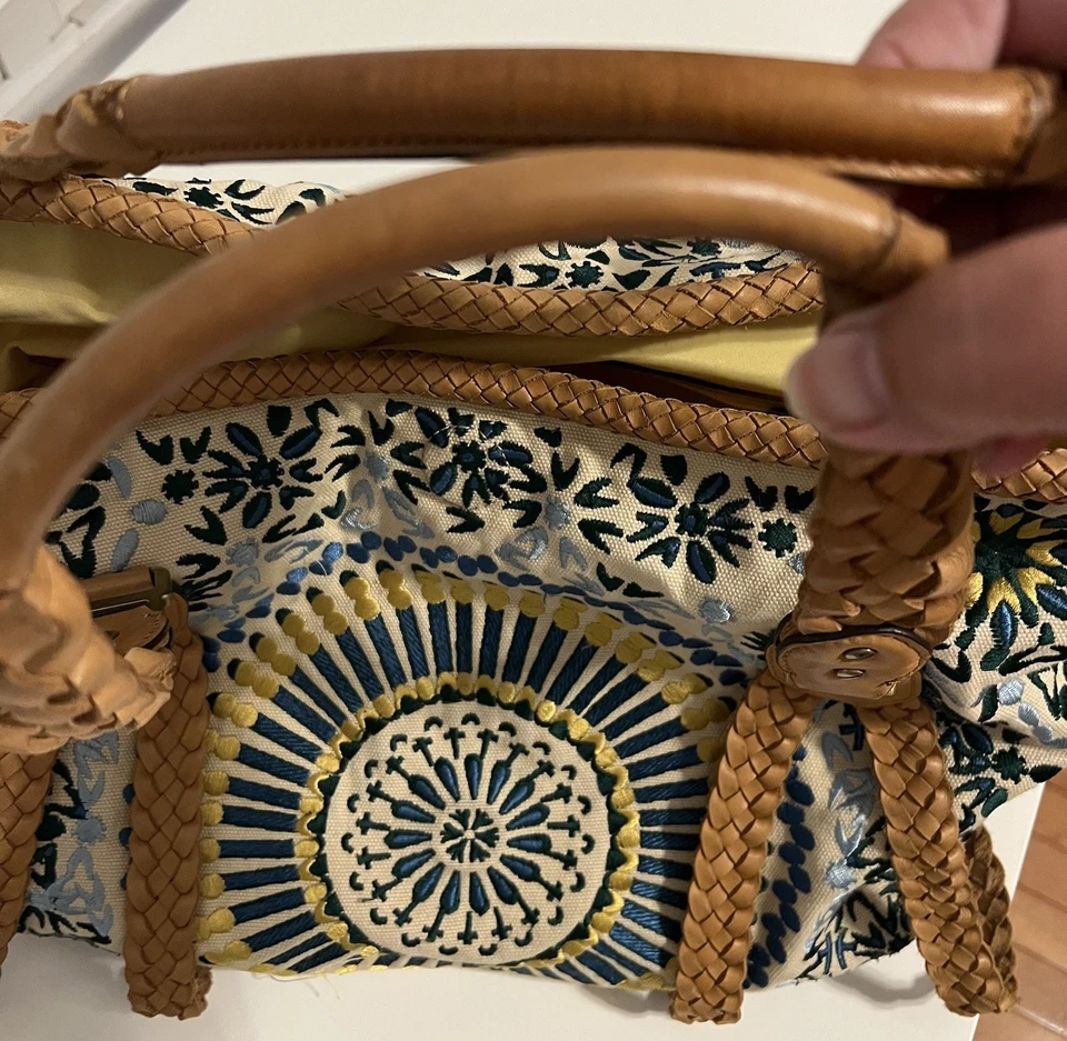 Coleção de bordados Cole Haan Carryall Sierra com acabamento de alças de couro trançado - Imagem 3 de 4