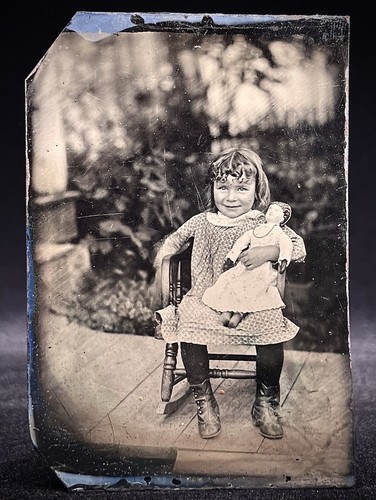 RARO 1/6 PLACA TINTE - OMG! QUÉ LINDA ES ESTA FOTO AL AIRE LIBRE DE UNA NIÑA Y SU MUÑECA - Imagen 1 de 2