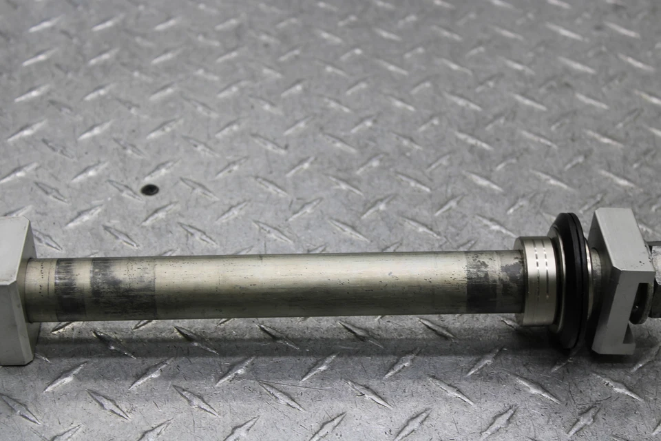 Yamaha YZF R6S 2009 eje de rueda trasera 5SL-25381-10-00 Foto 3 de 4