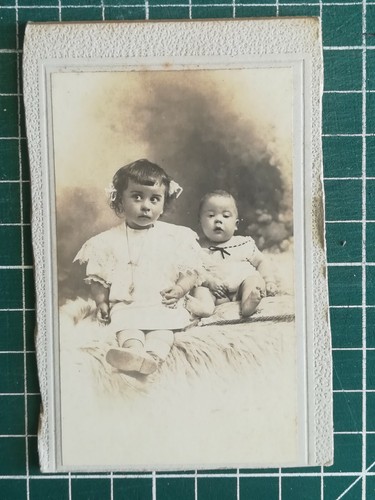 UF448 CDV Foto um 1900 Kinder Geschwister Studio unbekannt