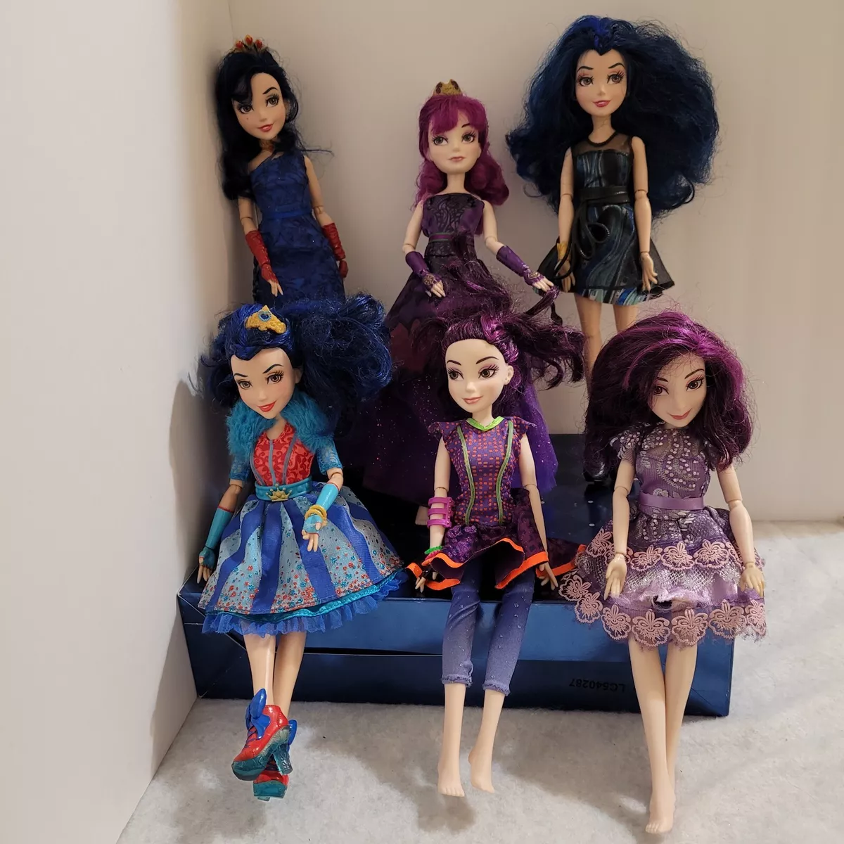 LOT OF 6 DISNEY 11.5 DESCENDANTS DOLLS 3 MAL AND 3 EVIE WITH CLOTHES