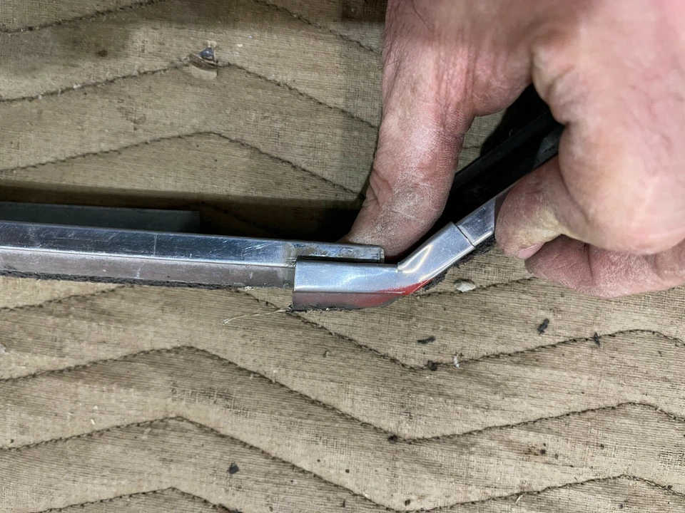 Dodge Charger 1969 techo soporte de tira climática carrocería B corona fotos de stock leer todo Foto 3 de 4