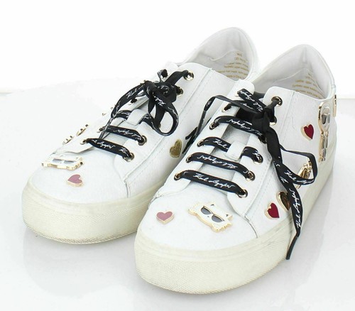 cate pin logo sneaker