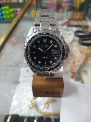 CITIZEN ECO-DRIVE WR 200 HERREN TAUCHERUHR 44MM EDELSTAHL SCHWARZES ZIFFERBLATT S000122.