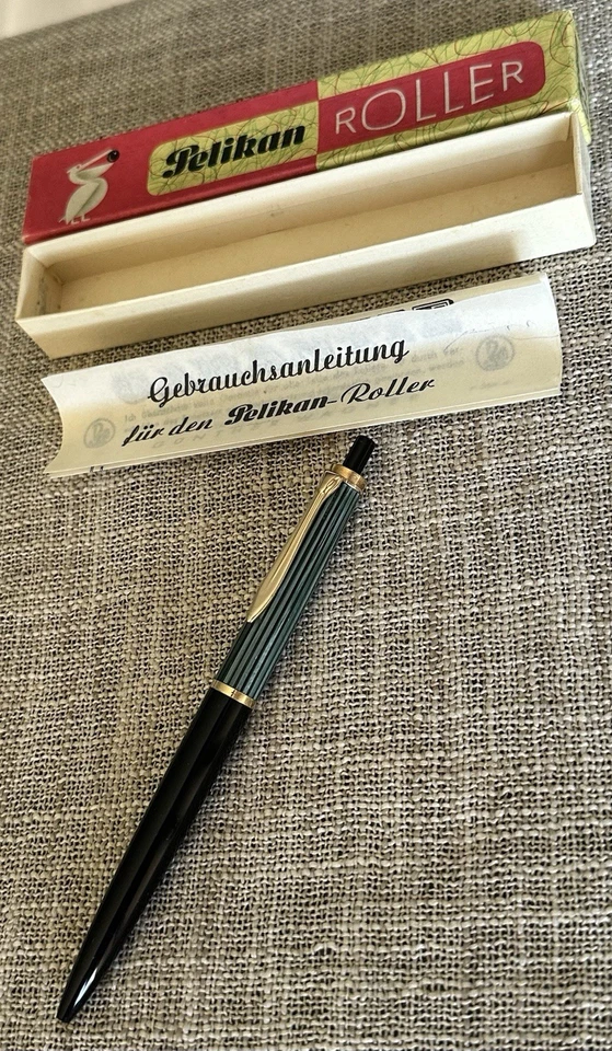 Bolígrafo Pelikan 455 años 60, negro y verde con borde dorado laminado, con caja papeles Foto 2 de 4