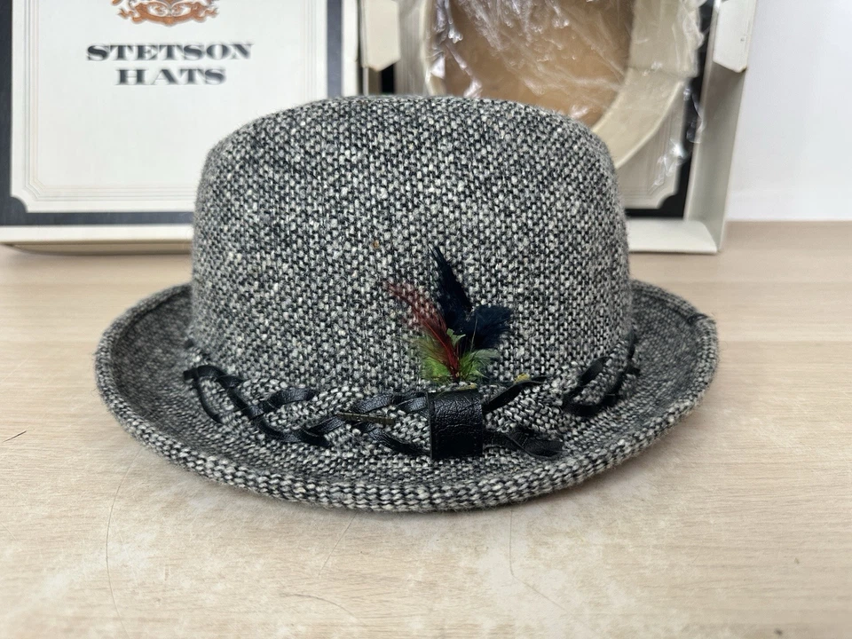 Sombrero Derby Fedora Bowler Gris Tweed Lana Stetson De Colección con Plumas y Caja 7 1/4 Foto 4 de 4