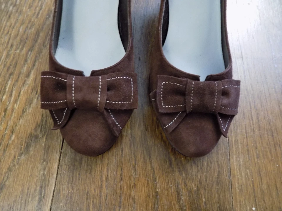 Cynthia Rowley De Colección Marrón Chocolate Gamuza 2.5" Tacones Arcos Bombas Geist NYC talla 6 EC Foto 3 de 4