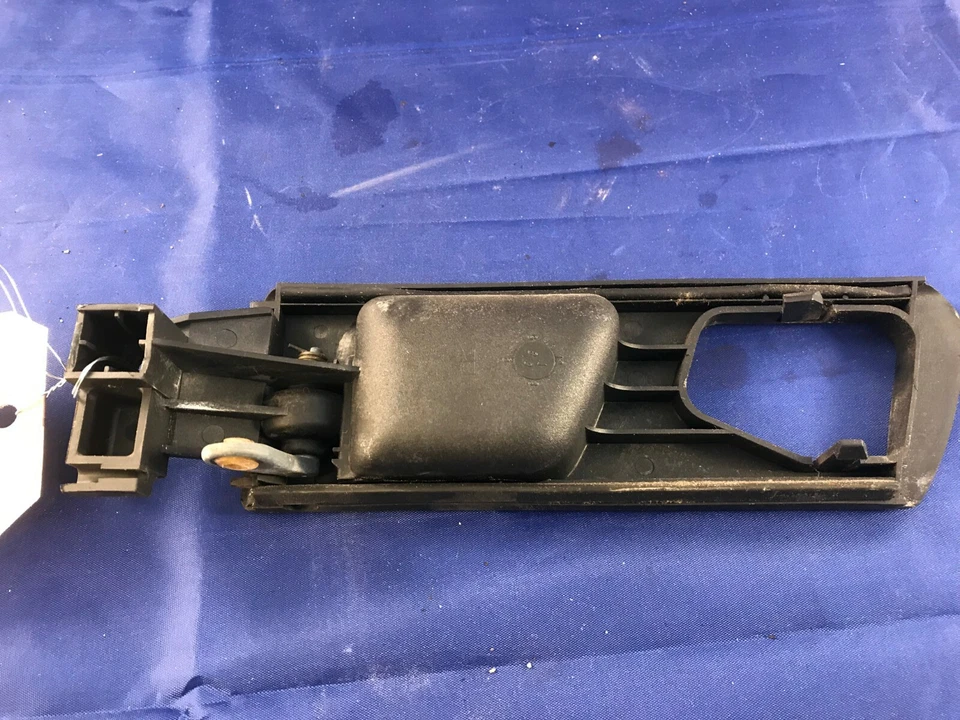 BMW E32 735i 735iL RIGHT FRONT Interior Door Handle Part  - Imagem 2 de 3