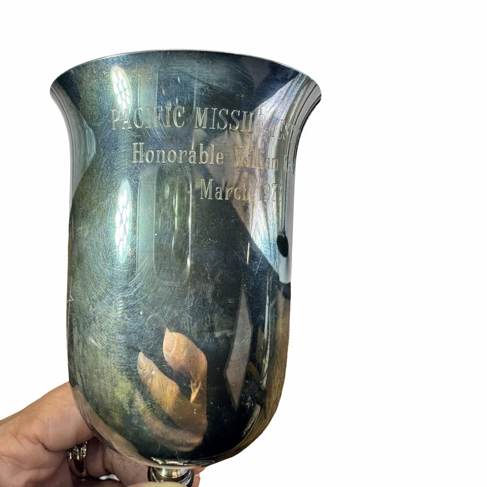 Centro de pruebas de misiles cáliz militar plateado Foto 3 de 4