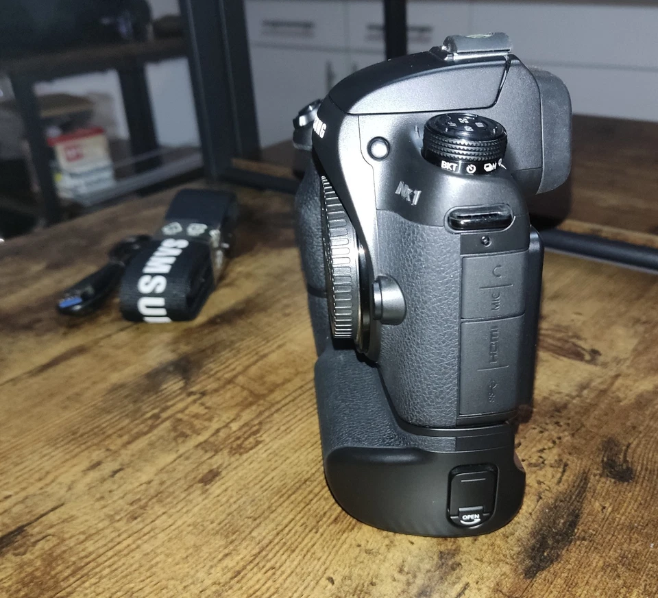 Samsung NX 1 Kamera - Systemkamera - APS-C 28,2 MP, Hochformatgriff - neuwertig! - Bild 4 von 4