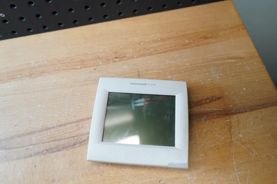 (G) Honeywell Vision Pro 8000 Thermostat WiFi Touchscreen TH8321WF1001 - Image 2 of 4