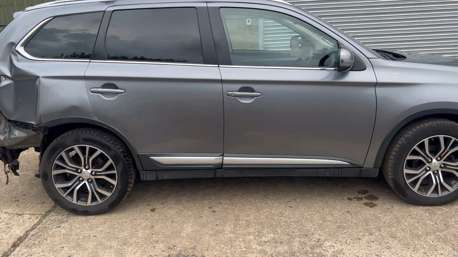 2017 Mitsubishi Outlander, photograph 2