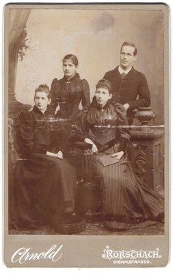 Fotografie Arnold, Rorschach, Signalstrasse, Bürgerliche Familie in eleganter K 