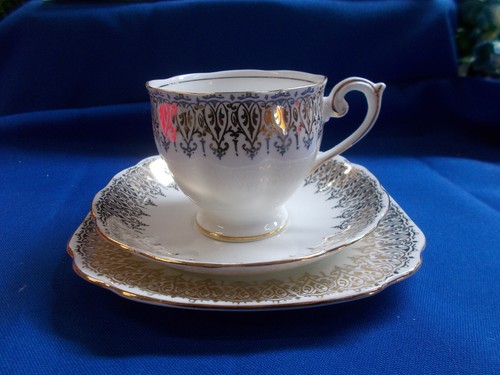 LOVELY TRIO SET CUP / SAUCER AND PLATE FINE BONE BELL CHINA ENGLAND VGC # M 357 - Picture 3 of 11