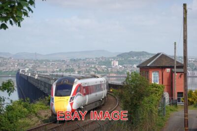 FOTO KLASSE 800 LOK 800101 PASSIERT TAY BRÜCKE SÜD STELLWERK BEI WORMIT