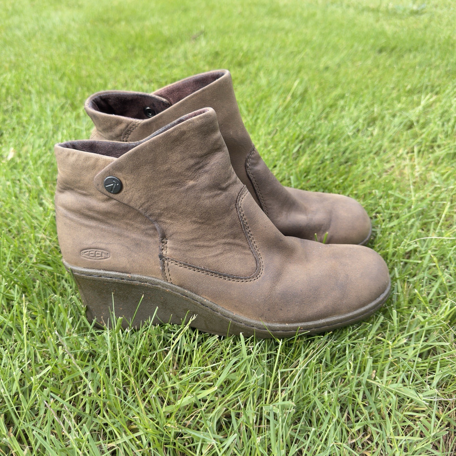 Stivaletti Keen Akita 9 pelle nabuk zeppa caviglia impermeabili leggi