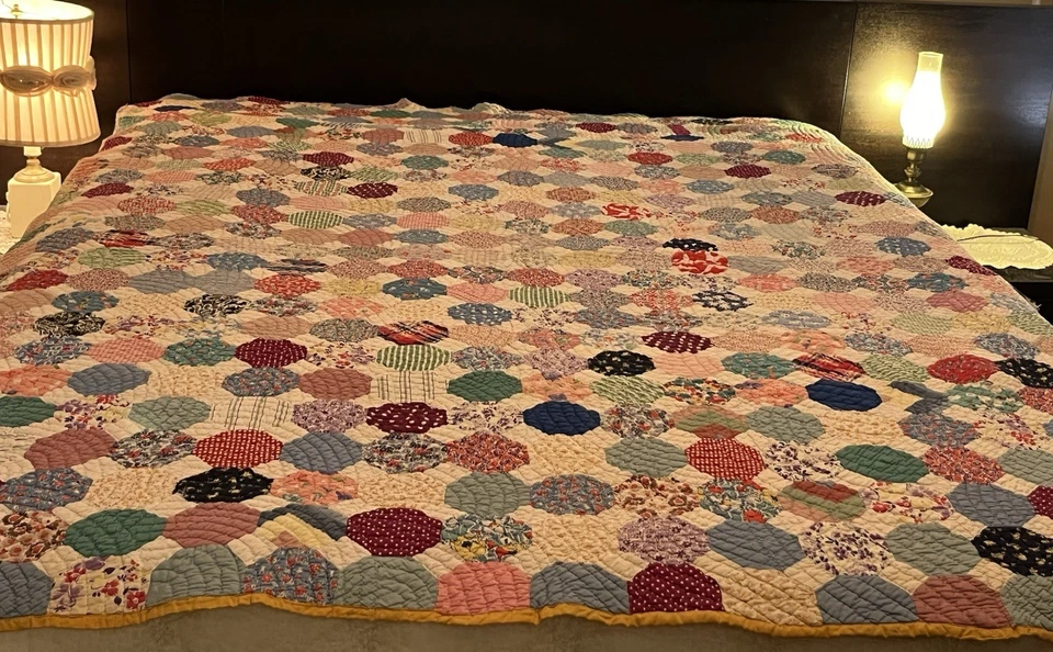 Vintage Handmade Doubled Sided Hexagon Flower Basket Pattern Cotton Quilt 81x74 - Image 3 of 4