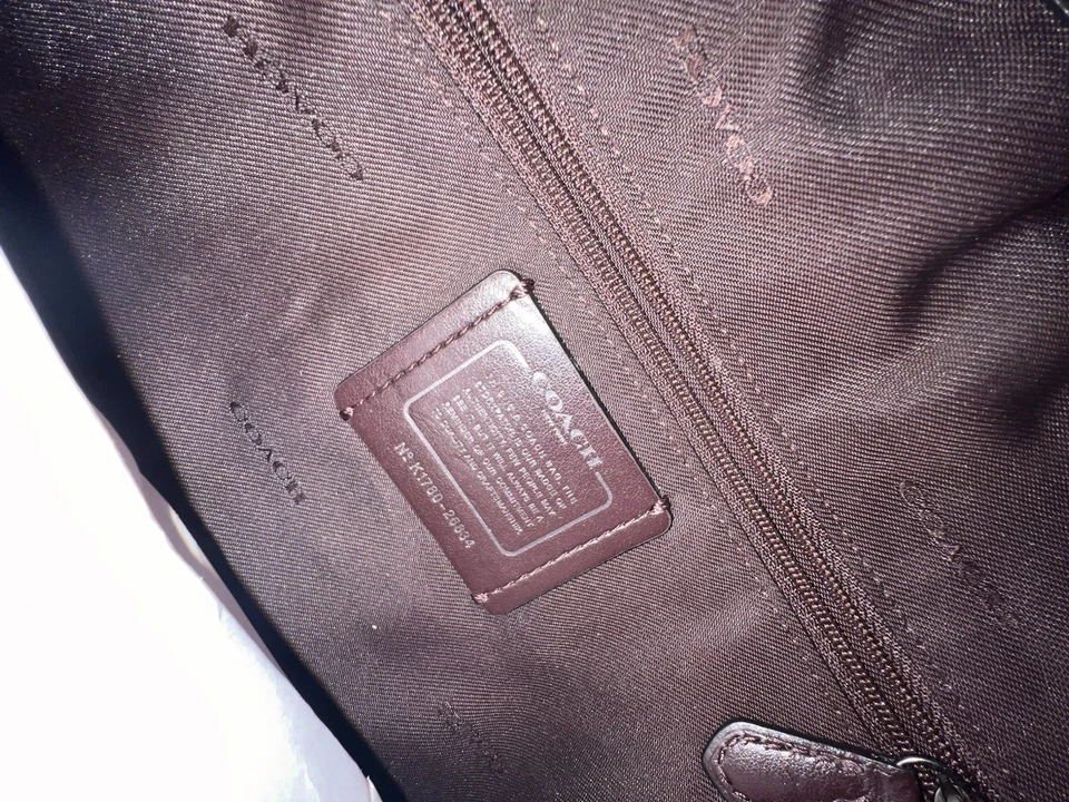 Bolso de hombro Coach Turnlock Edie negro con acolchado y remaches Foto 4 de 4