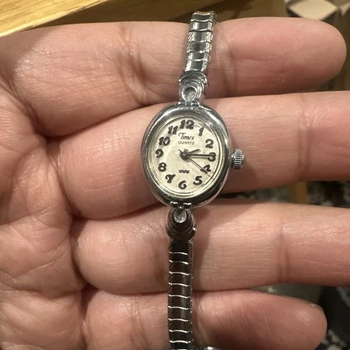 Works Vtg Timex Oval Ladies Watch Cream Dial Silver Tone Stretch Band 17mm Runs