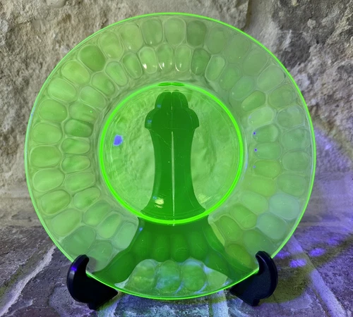 Set of 4 Quilted Green Uranium Glass 8” Luncheon Plates T-S