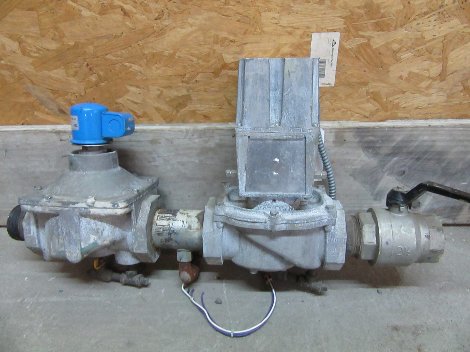 HONEYWELL FLUID POWER GAS VALVE V4055D 1019 110/120V GAS TRAIN 2.5