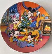 Disney Mickey Mouse Christmas Plate: Preparing For The Festivities (with stand)