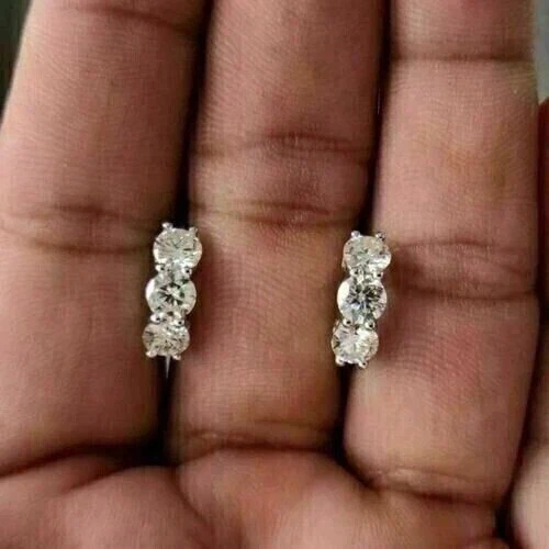 Aretes tipo argolla Huggie redondos de diamantes creados en laboratorio de 2 quilates enchapados en oro blanco de 14 quilates Foto 2 de 4