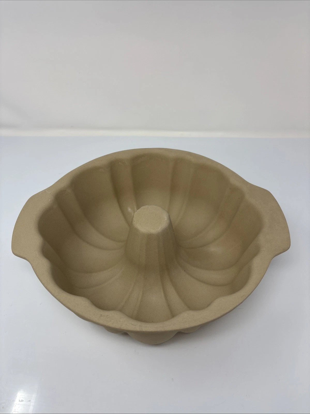 Pampered Chef Family Heritage Stoneware Fluted Bundt Cake Pan Stone Bakeware10.5