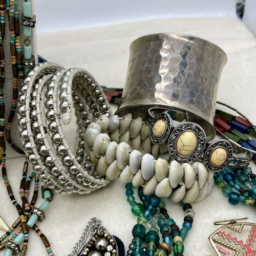 Boho Ethnic Tribal Style Jewelry Lot Shell Wood Stone Vintage to Now 40 pc - Picture 5 of 16