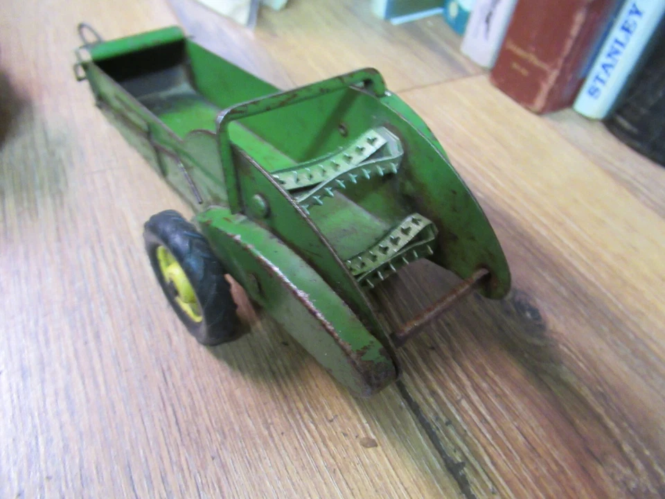 Esparcidor de estiércol de palanca larga juguete 1/16 juguete John Deere Ertl Eska años 50. 7261 Foto 3 de 4