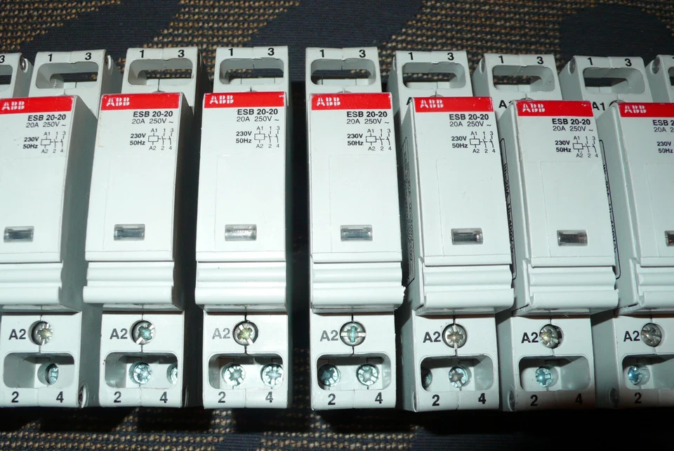 ABB ESB20-20 CONTACTEUR 2 contact à fermeture (NO) 20AMPERES bobine 230Volts 20A - Photo 3/4