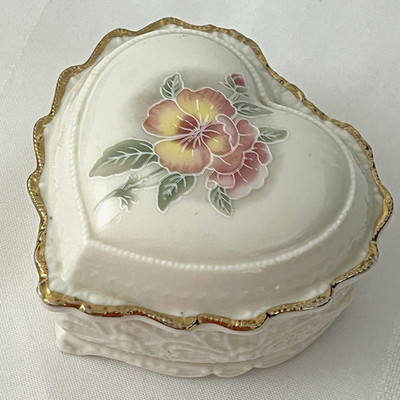 Heritage House Musical Trinket Box ''Love me Tender'' Fine Porcelain used 1980's
