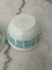 Pyrex 'Butterprint' mixing bowl with turquoise Amish folk art pattern — photo 6