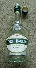 1 X EMPTY THREE BARRELS CLEAR GLASS BOTTLE.SCREW TOP 70cl.26CM TALL 9CM DIAMETER