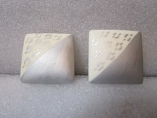 Vintaged Carved Plastic White/GRAY cheetah print Square Chunky Earrings Jewelry