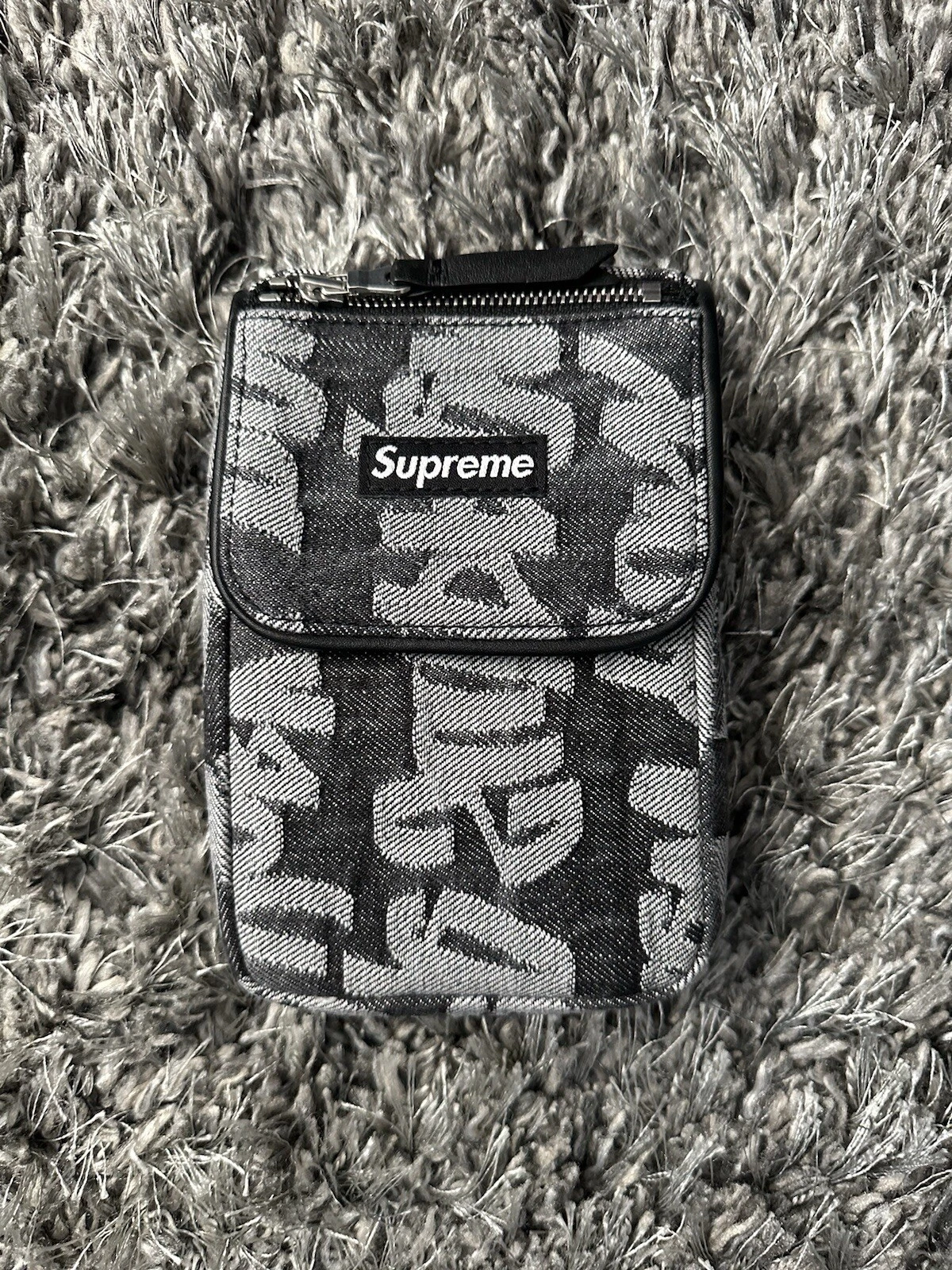 Supreme SS22 Fat Tip Pochette de col en denim jacquard   Noir / Gris