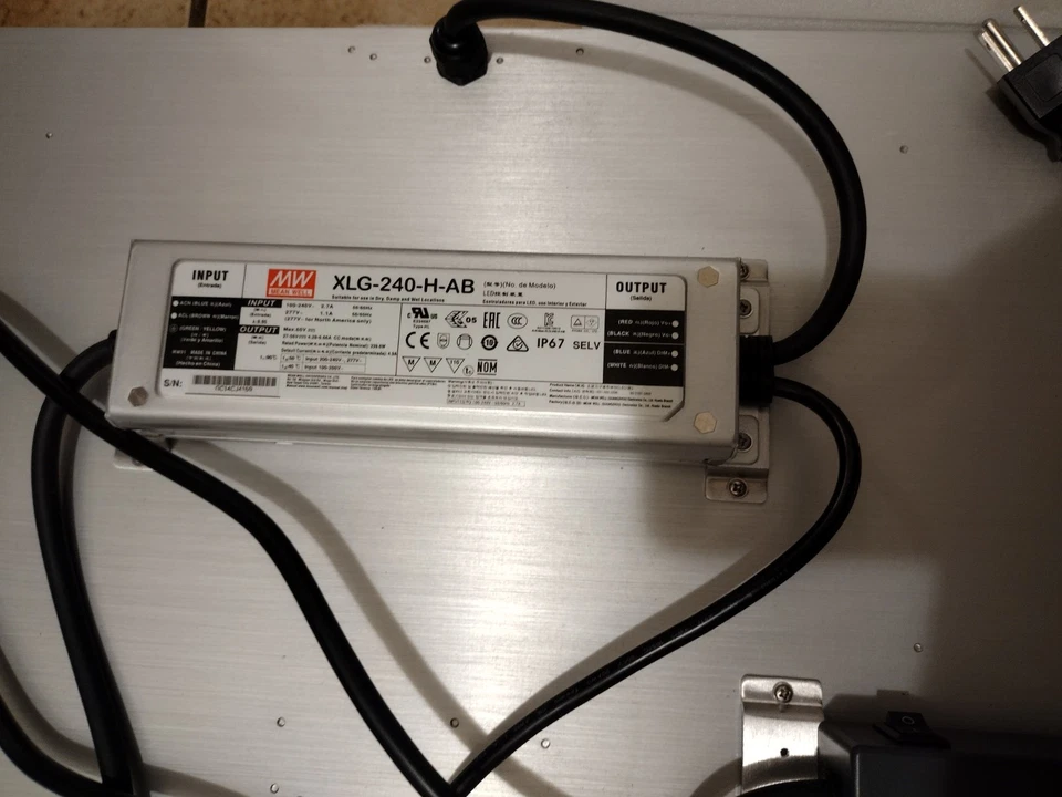 Luz de crecimiento LED Spider Farmer SF4000 450W con perilla de atenuación Foto 4 de 4