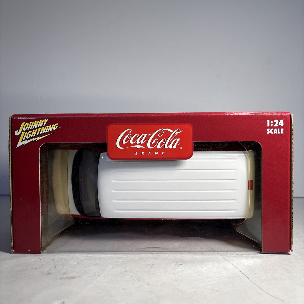 Johnny Lightning 2004 Ford E-250 Cargo Van 1:24 Coca-Cola Diecast