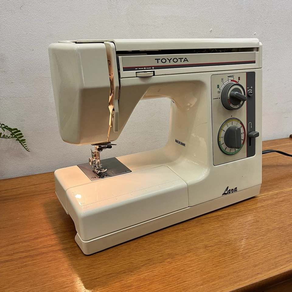 Toyota EX490 mechanical sewing machine BOXED - Image 3 of 4