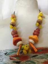 Collier printemps perles verre céramique pierre métal gorgone et feuilles synthé