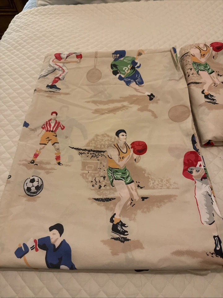 THE COMPANY STORE~Tema Esportivo Vintage~Conjunto de Lençóis Duplos e Capa de Edredom - Imagem 2 de 4