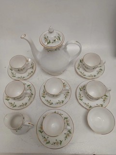 Berkshire Bone China Floral Daisies Tea Set Teapot Cups Saucers