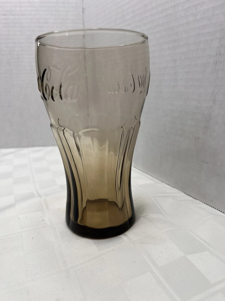 "Vaso de Coca Cola vintage ámbar ahumado 6"" de alto contorneado logotipo en relieve estriado usado en excelente estado" Foto 2 de 4